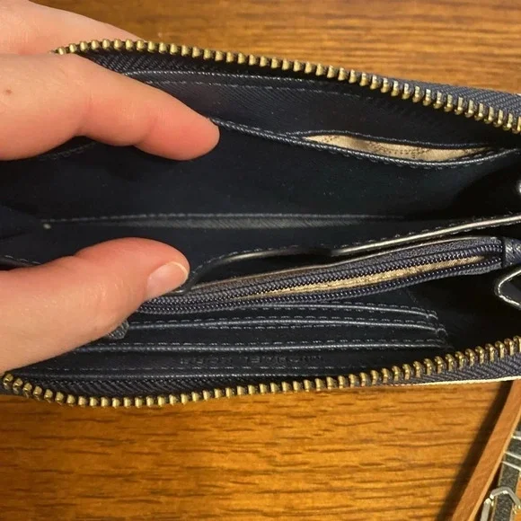 Michael Kors Wallet - Picture 5 of 9